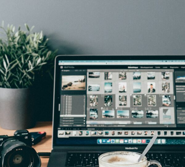 Choisir son ordinateur professionnel Ordinateur portable installé sur un bureau avec des accessoires de travail