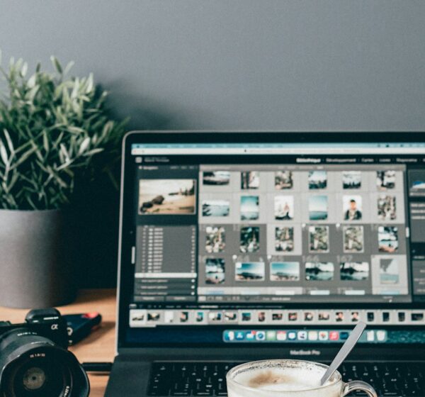 Ordinateur portable installé sur un bureau avec des accessoires de travail