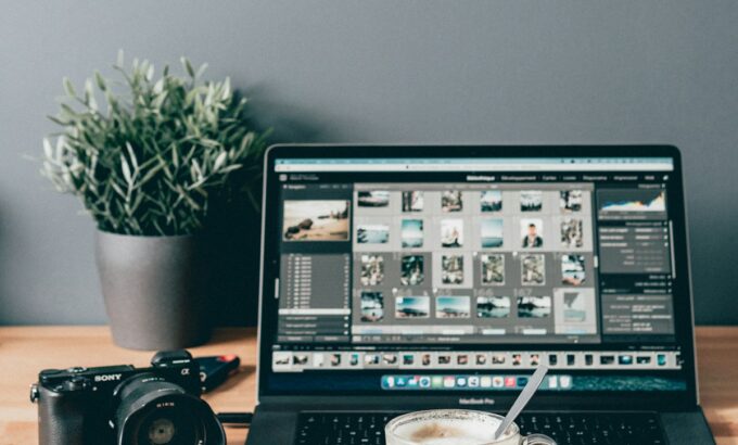 Choisir son ordinateur professionnel Ordinateur portable installé sur un bureau avec des accessoires de travail