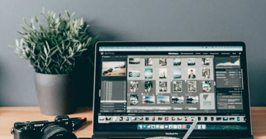 Ordinateur portable installé sur un bureau avec des accessoires de travail