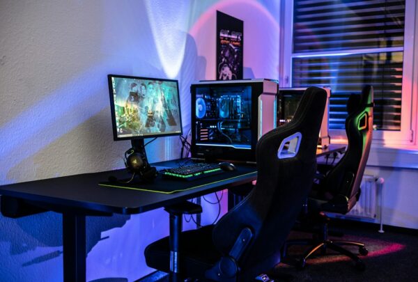 Choisir un PC gaming au Sénégal Poste gaming avec tour à éclairage RGB, deux écrans et clavier