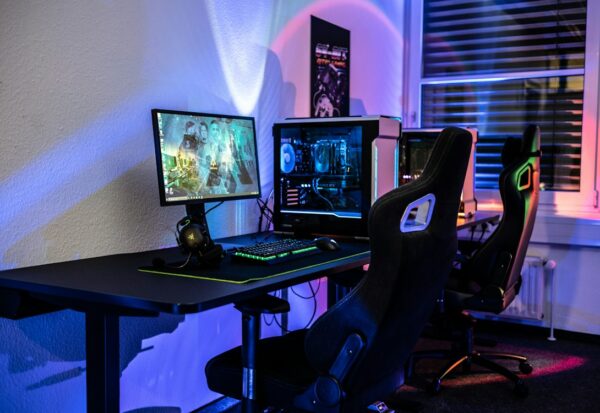 Choisir un PC gaming au Sénégal Poste gaming avec tour à éclairage RGB, deux écrans et clavier