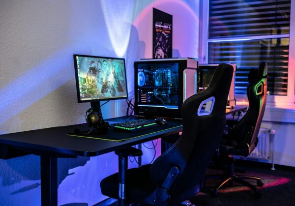 Choisir un PC gaming au Sénégal Poste gaming avec tour à éclairage RGB, deux écrans et clavier