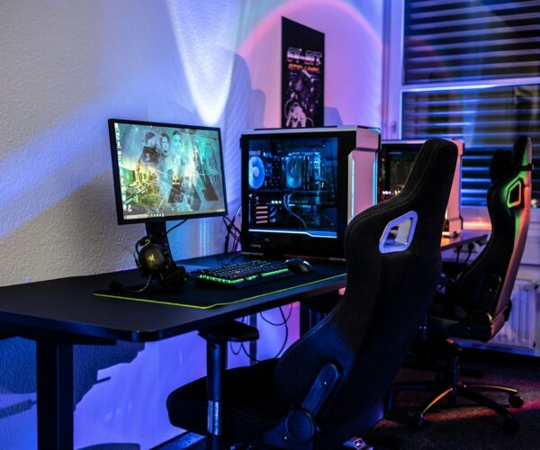 Poste gaming avec tour à éclairage RGB, deux écrans et clavier