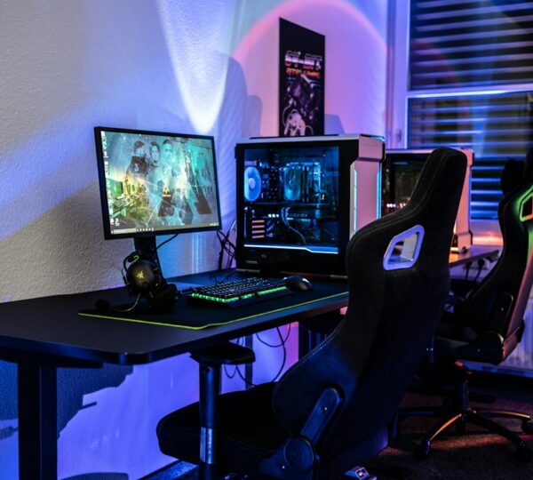 Choisir un PC gaming au Sénégal Poste gaming avec tour à éclairage RGB, deux écrans et clavier