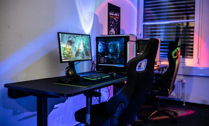 Choisir un PC gaming au Sénégal Poste gaming avec tour à éclairage RGB, deux écrans et clavier