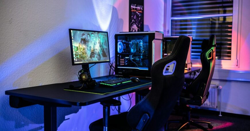 Poste gaming avec tour à éclairage RGB, deux écrans et clavier