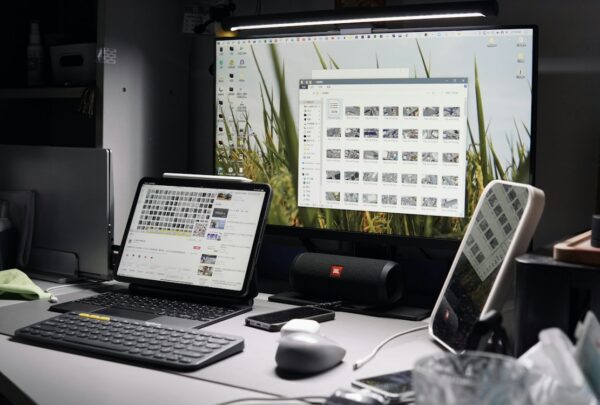 PC fixe ou PC portable Ordinateur portable et écran de bureau réunis sur un même poste de travail