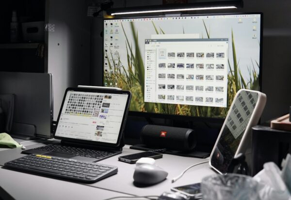 PC fixe ou PC portable Ordinateur portable et écran de bureau réunis sur un même poste de travail