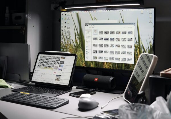PC fixe ou PC portable Ordinateur portable et écran de bureau réunis sur un même poste de travail