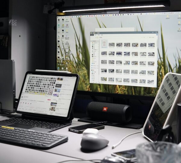 PC fixe ou PC portable Ordinateur portable et écran de bureau réunis sur un même poste de travail