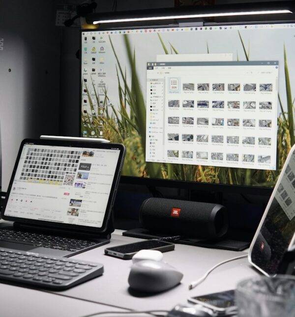 Ordinateur portable et écran de bureau réunis sur un même poste de travail