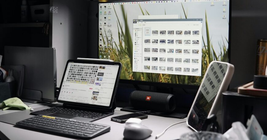 Ordinateur portable et écran de bureau réunis sur un même poste de travail