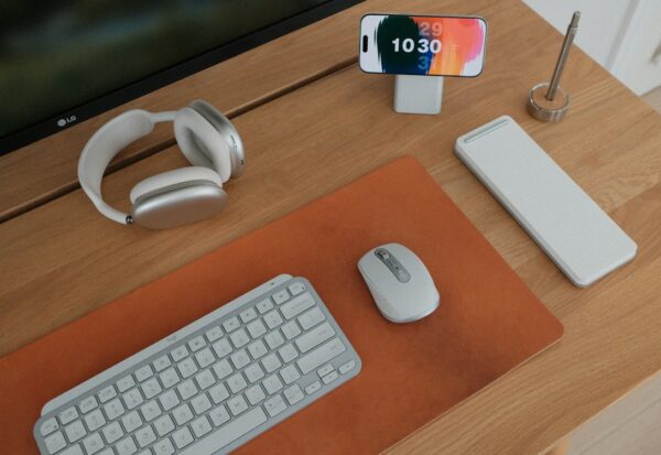 Périphériques essentiels du poste de travail Clavier, souris et casque disposés sur un bureau organisé