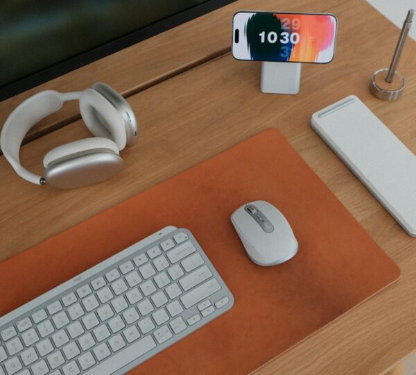 Périphériques essentiels du poste de travail Clavier, souris et casque disposés sur un bureau organisé