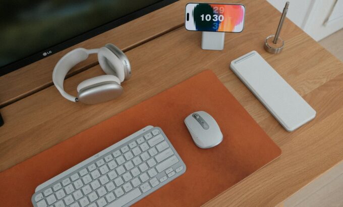 Périphériques essentiels du poste de travail Clavier, souris et casque disposés sur un bureau organisé