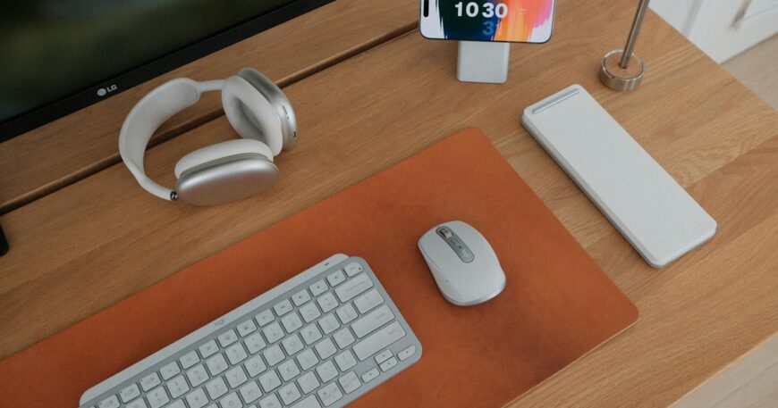 Clavier, souris et casque disposés sur un bureau organisé
